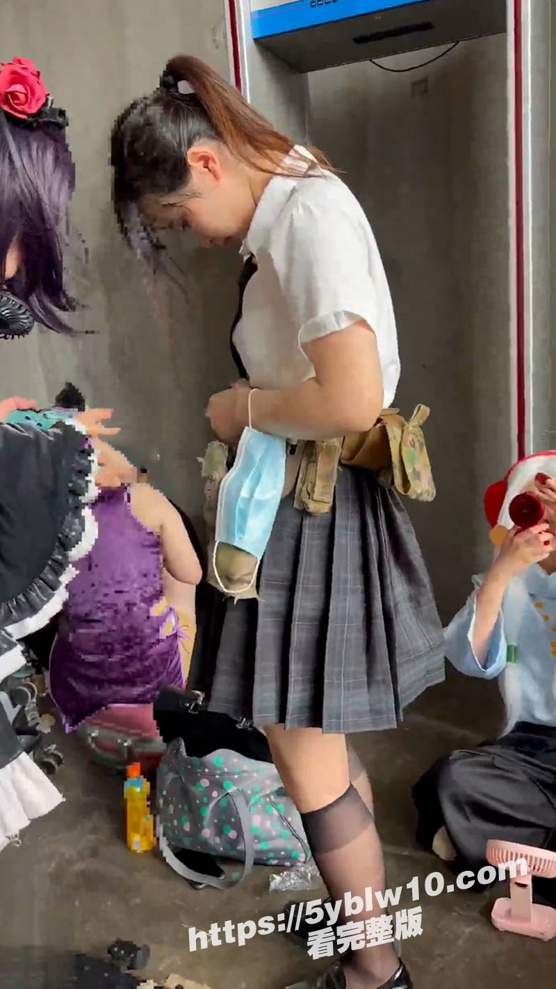 漫展抄底偷拍JK学生妹20 漫展抄底偷拍JK学生妹20